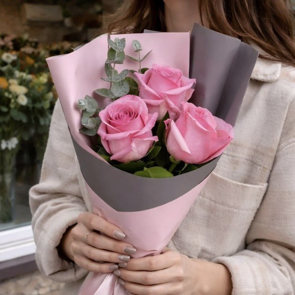 3 розовые розы