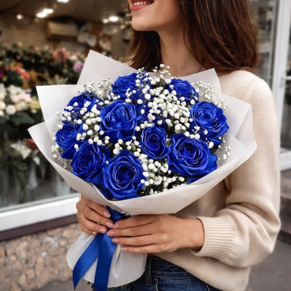 11 синих роз с гипсофилой