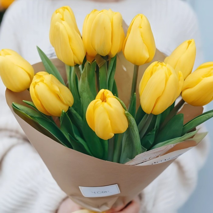 Букет 11 желтых тюльпанов