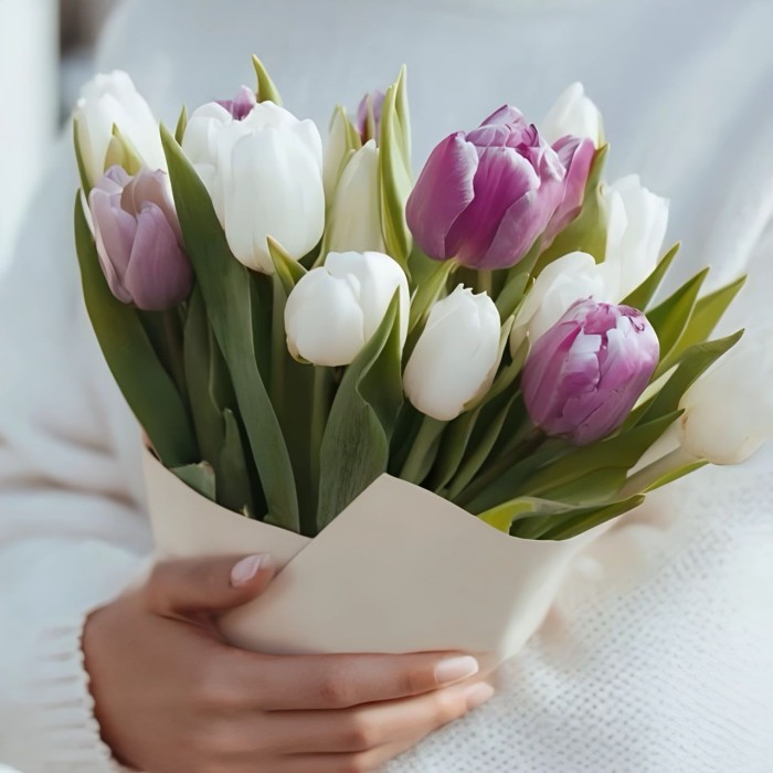Букет 13 бело-сиреневых тюльпанов