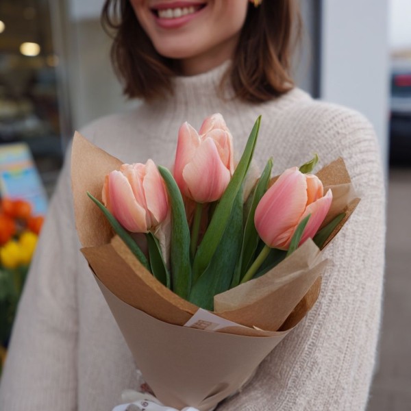 3 розовых тюльпана