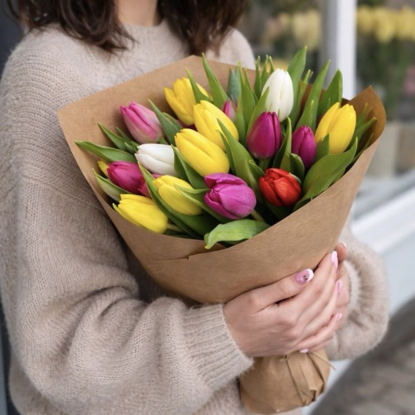 17 разноцветных тюльпанов