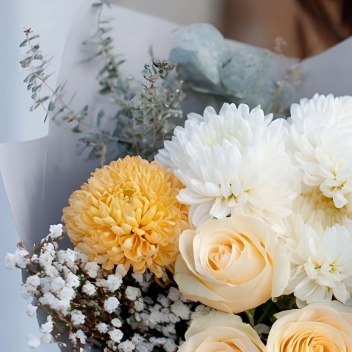 Букет 3 кремовые розы с хризантемой и гипсофилой