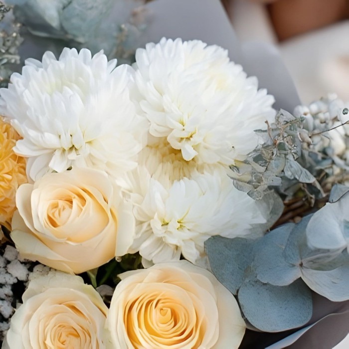 Букет 3 кремовые розы с хризантемой и гипсофилой