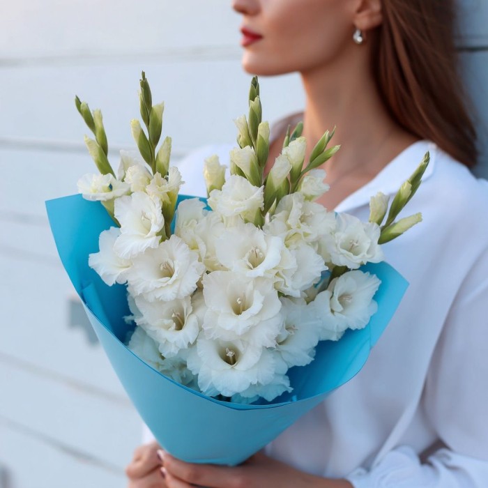 Букет 5 белых гладиолусов