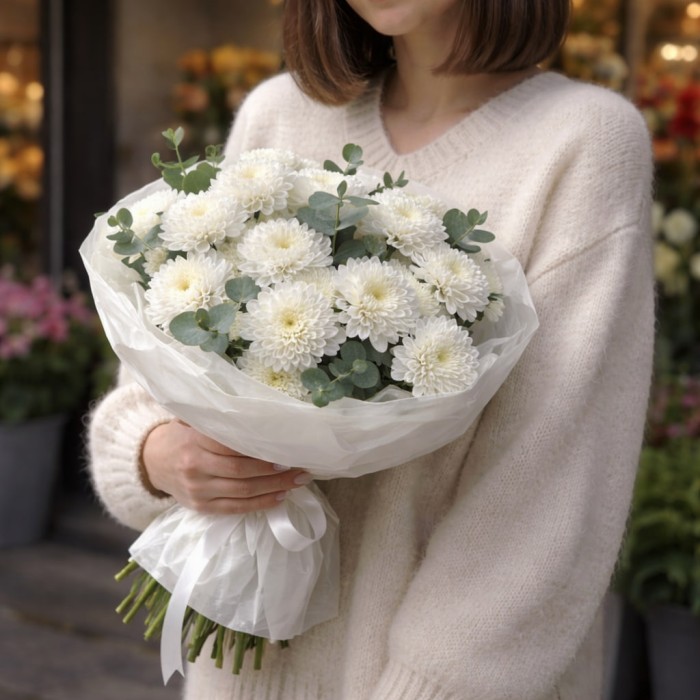 Букет 7 белых кустовых хризантем с эвкалиптом