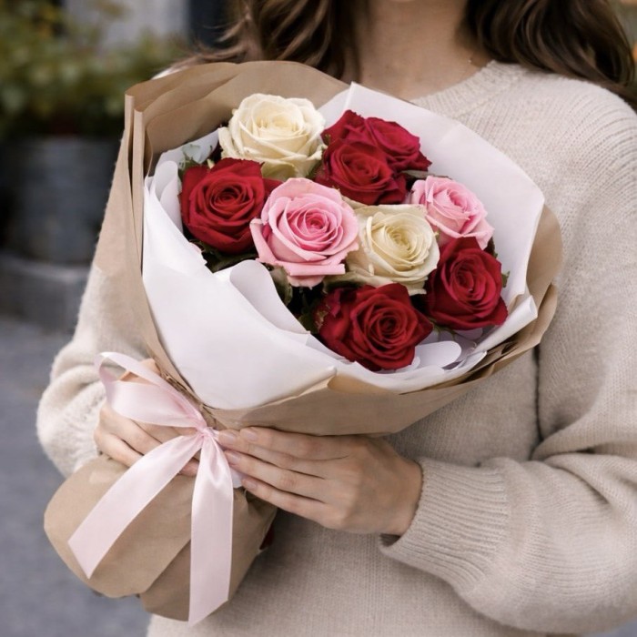 Букет 9 разноцветных роз 40 см